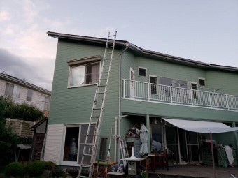 ハシゴを掛けて屋根上へ