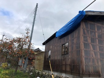 小屋外部より