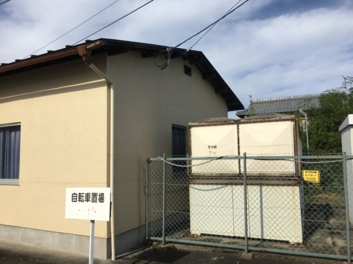 瓦棒葺き屋根の建物別アングル