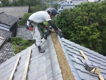 土を葺く