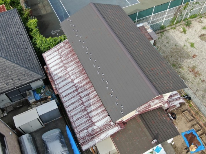 金属屋根下屋