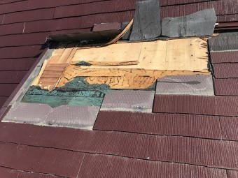 スレート屋根の破損確認