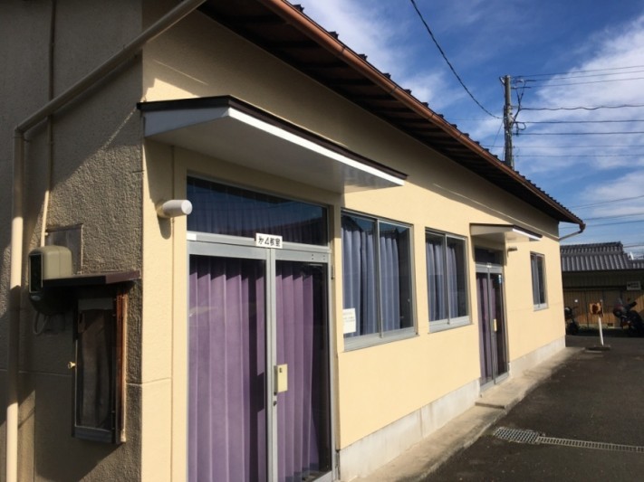 瓦棒葺き屋根の建物