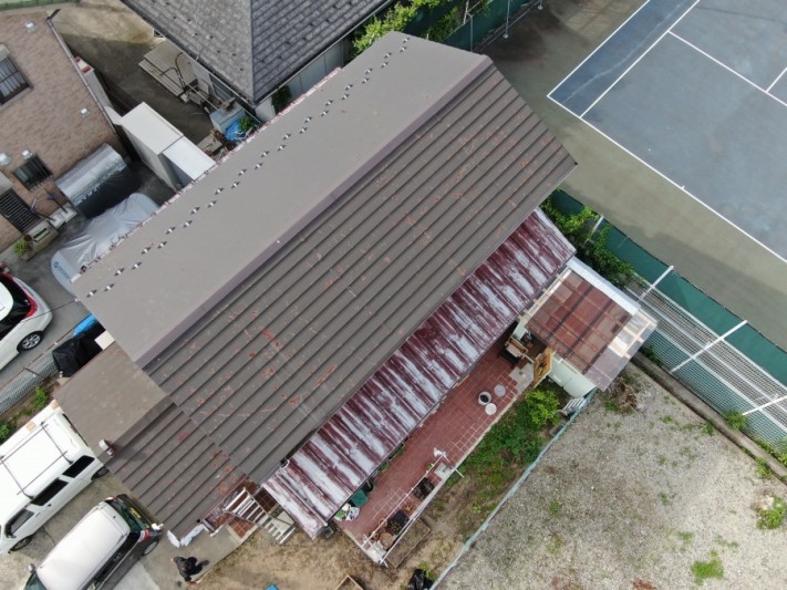 金属屋根下屋ドローンより