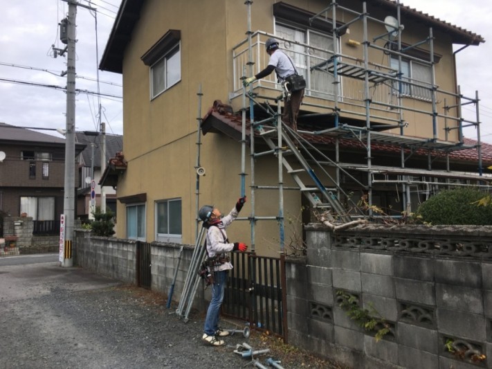 手渡し作業で解体