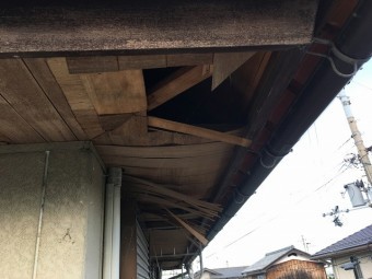 軒天ボード剥がれアップ