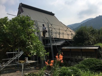 屋根足場解体中