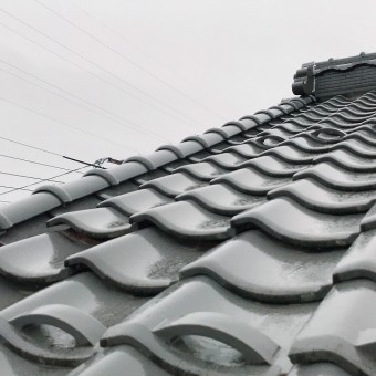 雨に濡れた釉薬瓦