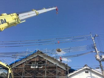 クレーンで荷下ろし
