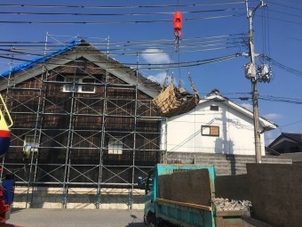 クレーンで荷下ろし