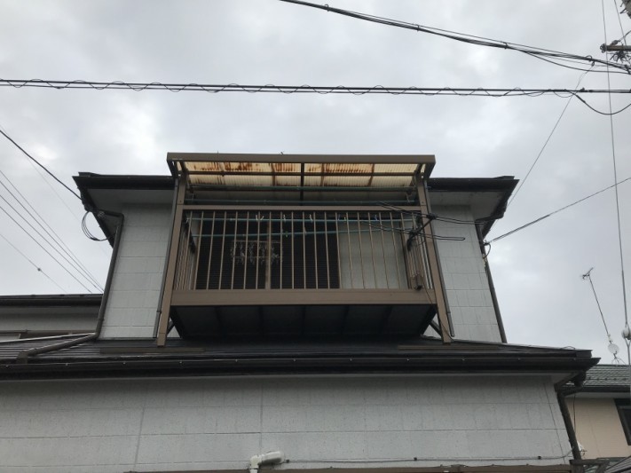 破損しているベランダ塩ビ波板全景