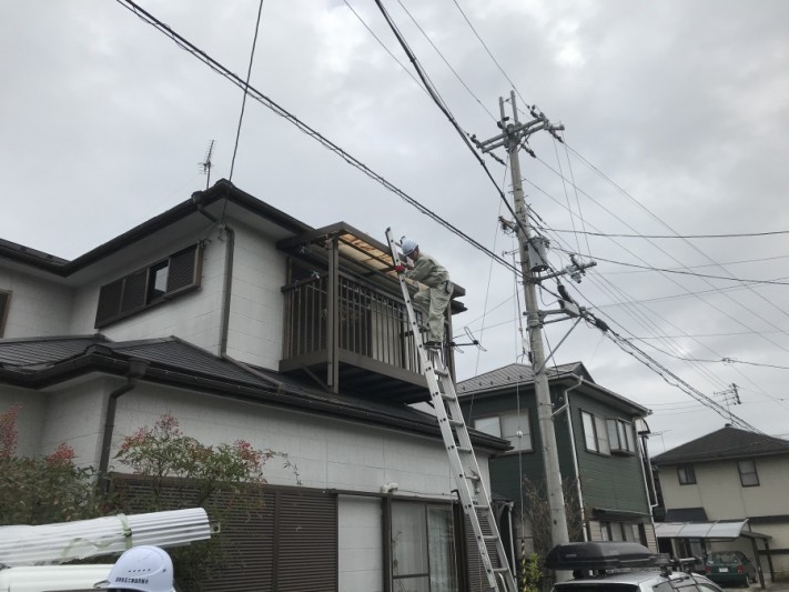 ベランダ屋根の修理開始
