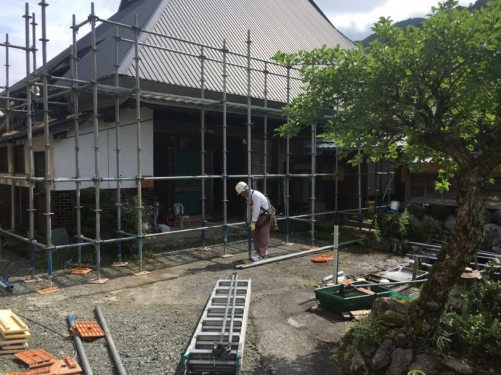 足場組み中