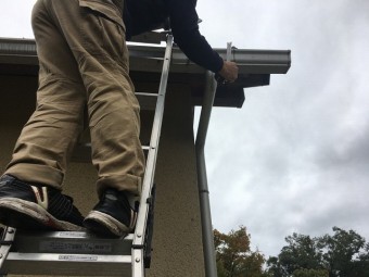 軒樋を寸法取り