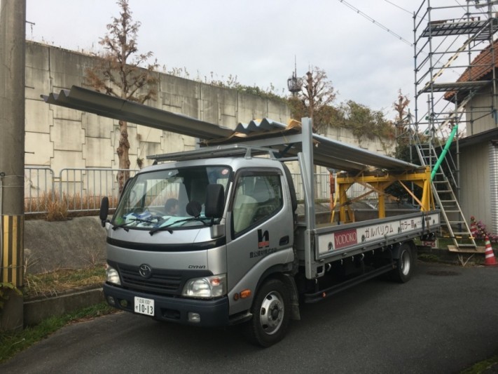 材料搬入車