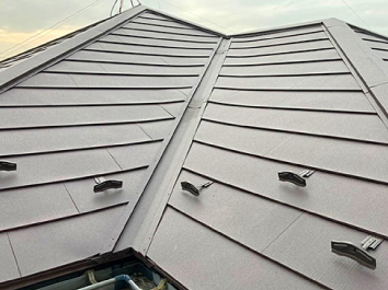 施工後のガルバリウム屋根はダークブラウン色で上品な仕上がりになりました
