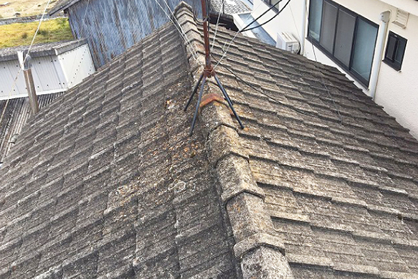 表面の塗膜劣化が進んでいるセメント瓦屋根