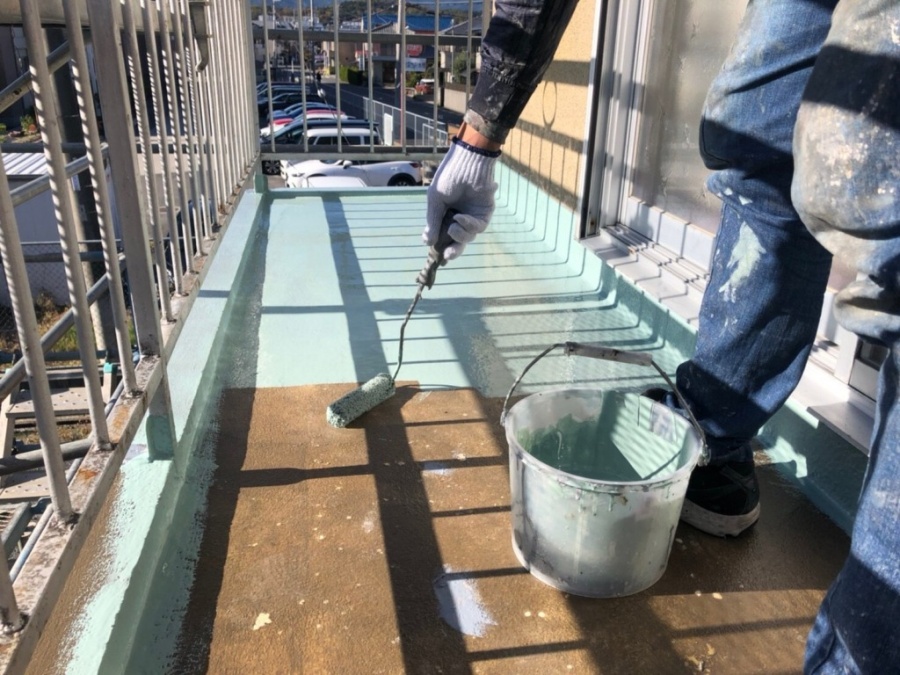 大津市にあるベランダのウレタン塗膜防水工事の下塗り・上塗り