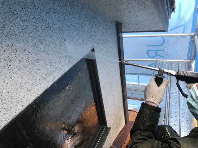 彦根市でモルタル外壁塗装工事にラジカル塗料の下準備、微弾性フィラー