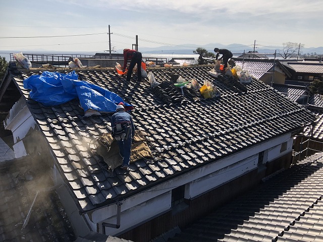高島市にて瓦屋根の葺直し工事の様子を紹介いたします