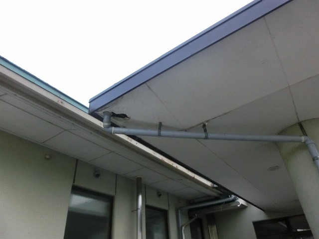高島市の施設にて破損した軒天井の修理をさせていただきました