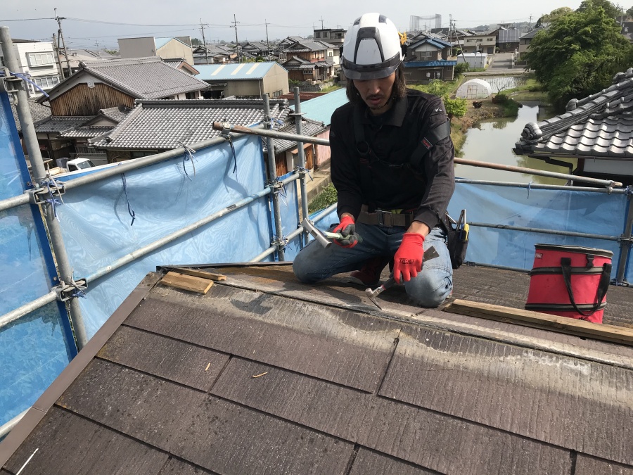 草津市下笠町のスレート屋根(コロニアル)葺き替え工事が始まりました