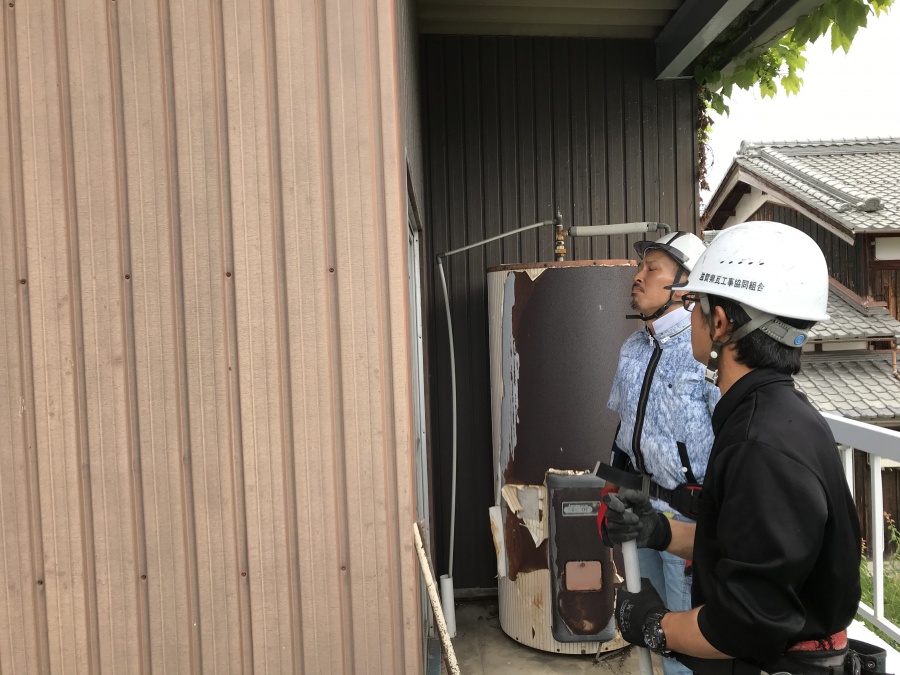 高島市今津町にある陸屋根の雨漏り修理を開始します