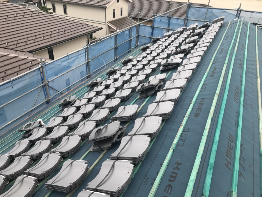 高島市にて瓦屋根の葺き替えに伴う荷揚げ作業