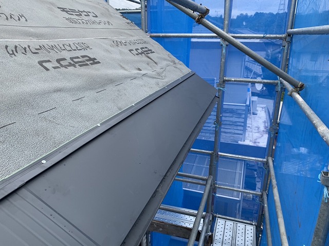 大津市大萱でガルバリウム鋼板(S&Sルーフ)葺き替えは軒先から施工