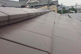 マットブラウン色のモダンな新しい屋根になりました
